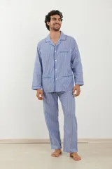 Pijama para hombre de camisa manga larga con botones y pantalón largo, ambos a rayas verticales celestes y blancas con ribetes azul marino.