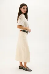 Falda midi color beige, de corte recto y tiro alto.