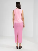 Falda midi marrón con textura plisada y corte recto.