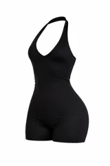 Catsuit corto negro con escote halter profundo y espalda descubierta, confeccionado en tejido elástico ajustado al cuerpo.