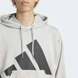 Canguro Adidas con capucha y cordones ajustables, confeccionado en felpa francesa color gris. Presenta un diseño de hombros caídos, ajuste holgado y un gran logo de las 3 Barras de Adidas estampado en color negro en el pecho.