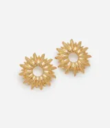 Par de aros dorados con forma de sol con cierre de tornillo.