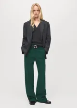 Pantalón de vestir tiro medio color verde oscuro, de corte recto y largo, con trabillas para cinturón y cierre oculto.