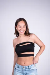 Top strapless negro con diseño de tiras horizontales sobre el pecho y en la parte inferior, que generan aberturas. Confeccionado en mezcla de poliéster y elastano.