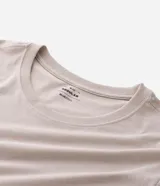Remera básica de corte regular para hombre, color verde militar, con mangas cortas y cuello redondo.