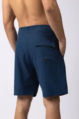 Short de baño color bordó con cordón de ajuste blanco en la cintura y pequeño parche con logo en el ruedo.