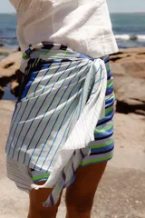 Pareo de viscosa con diseño a rayas verticales en tonos azul marino, azul claro, celeste, verde lima y blanco.