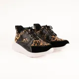 Championes deportivos de cuero en tonos marrón, tostado y marrón oscuro, con detalles de estampado animal print de leopardo en el lateral, suela gruesa blanca y cordones elásticos.