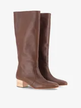 Botas de caña alta de cuero negro, con punta redonda y taco cuadrado de madera.