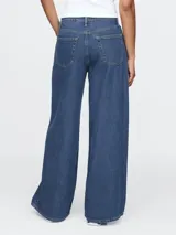 Pantalón de jean con corte baggy y tiro medio, de color azul índigo con efecto lavado.