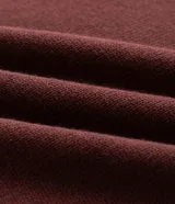 Suéter Marfinno masculino en tejido de punto pesado y liso, de color bordó, con cuello redondo y mangas largas con puños de ribana.