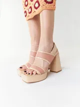 Sandalias de plataforma con taco cuadrado alto, confeccionadas con una combinación de cuero vacuno y tiras de TPU transparente. Presentan un diseño de puntera cuadrada y cierre de pulsera al tobillo.