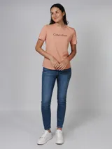 Remera de algodón de corte regular, con cuello redondo y mangas cortas. Presenta el logo de la marca estampado en el frente en colores contrastantes.