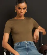 Blusa básica de viscosa y elastano de la marca Cortelle, color mostaza, con escote redondo y mangas cortas.