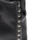 Cartera estructurada de cuero vacuno en color negro, de formato mediano con detalle de tachas metálicas en todo el contorno. Cuenta con asas cortas fijas para llevar en mano y una correa larga regulable y desmontable. Presenta cierre superior con cremallera metálica, costuras decorativas en los paneles frontales, herrajes plateados y bolsillo interior con cierre.