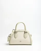 Cartera estilo baúl de color verde claro, combinada con tejido texturizado en el cuerpo principal y detalles en símil cuero. Cuenta con asas de mano rígidas, correa larga ajustable y extraíble, y herrajes metálicos plateados con el logo de la marca en la parte frontal.