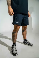 Short deportivo de lycra color negro, con ajuste elástico y estampa original de la marca en la pierna derecha.