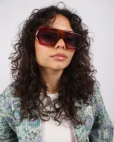 Lentes de sol con montura geométrica color borgoña y lentes degradé.