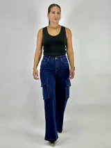Pantalón jean azul oscuro, corte wide leg, con bolsillos cargo laterales.