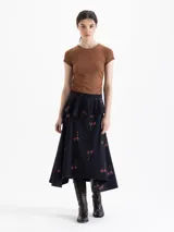 Remera de morley con escote redondo, mangas cortas y detalle de frunce en los laterales.