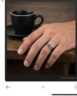 Anillo de acero con diseño de franjas verticales y detalles en esmaltado negro.