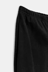 Pantalón recto de algodón color negro, con tiro medio y cintura elástica.