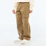 Pantalón cargo de corte recto en color marrón, con bolsillos laterales tipo cargo y bolsillos frontales. Presenta costuras reforzadas y cierre frontal.