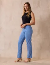 Pantalón celeste en gabardina elastizada marca Zac & Rachel. Pretina ancha con faja interna modeladora. Largo de pierna con costura frontal pespunteada. Trasera con bolsillos ojal simulados.