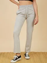 Pantalón de jogging recto color gris melange, con cintura elastizada y cordón ajustable.