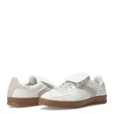 Championes urbanos de mujer, color blanco hueso, con detalles en beige claro. Diseño de estilo retro con suela de goma color caramelo.