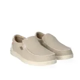 Zapatos Hey Dude modelo Mikka Braided, color beige, estilo mocasín con detalle de costuras en la parte superior.