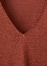 Camiseta de lino color marrón rojizo, con cuello en V y mangas cortas.