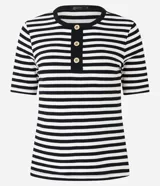 Blusa ajustada de mangas cortas, confeccionada en tejido de punto acanalado con rayas horizontales blancas y negras. Tiene cuello redondo con botones en la vista.