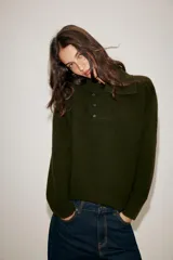 Jersey de punto color verde oliva, con cuello solapa y cierre frontal cruzado con botones. De manga larga y corte recto.