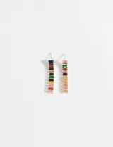 Aros largos colgantes con base dorada y múltiples strass rectangulares de colores.