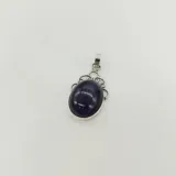Dije con forma ovalada, con piedra de ónix violeta engarzada en plata 925.