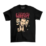 Remera negra de manga corta con estampado frontal inspirado en la película Goodfellas, que presenta los rostros de los protagonistas y la frase 'It feels good to be a gangster'.