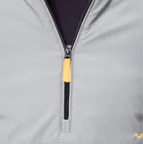 Buzo tipo anorak de la marca Rusty, color gris verdoso, con medio cierre frontal y bolsillos laterales. Presenta logo bordado en amarillo en el pecho, puños elásticos y ajuste en la parte inferior.
