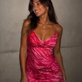 Vestido midi de seda con estampado abstracto en tonos fucsia y rosa, con escote drapeado y breteles finos.