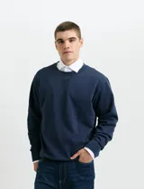 Sweater básico de cuello redondo y manga larga, confeccionado en tejido circular con puños y cuello en tejido canalé.