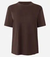Remera básica Marfinno de cuello redondo y manga corta, confeccionada en algodón peruano con acabado suedine.