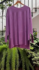 Remerón oversize violeta de algodón con tajos a los costados.