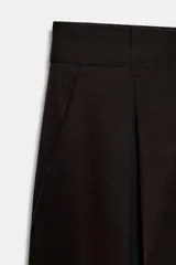 Pantalón de tiro medio y pernera recta color marrón oscuro, con pinzas delanteras, bolsillos frontales y cierre con cremallera y botón.
