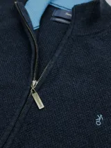 Campera de lana azul con cierre frontal y cuello alto.