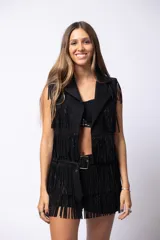 Short de tiro medio con diseño de capas de flecos decorados con brillos. Incluye cinturón integrado con hebilla metálica y cierre lateral.