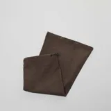 Pantalón largo color caqui, transformable en short mediante cierre.