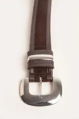 Cinto de diseño artesanal combinado en cuero liso y gamuza, con hebilla metálica plateada de estilo western.