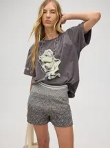 Short de punto tejido con patrón de rombos en tonos degradados de celeste y amarillo. Presenta una pretina elástica y un calce suelto.