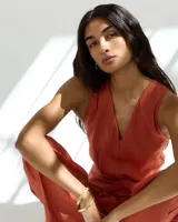 Esclava rígida de diseño artesanal con textura irregular y acabado metálico, ideal para uso diario.