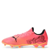 Championes de fútbol Puma modelo Future 7 Play, color rosa neón con detalles en amarillo y logo negro. Diseñados para césped natural o artificial, con suela de tacos estratégicamente ubicados para mayor tracción y agilidad.